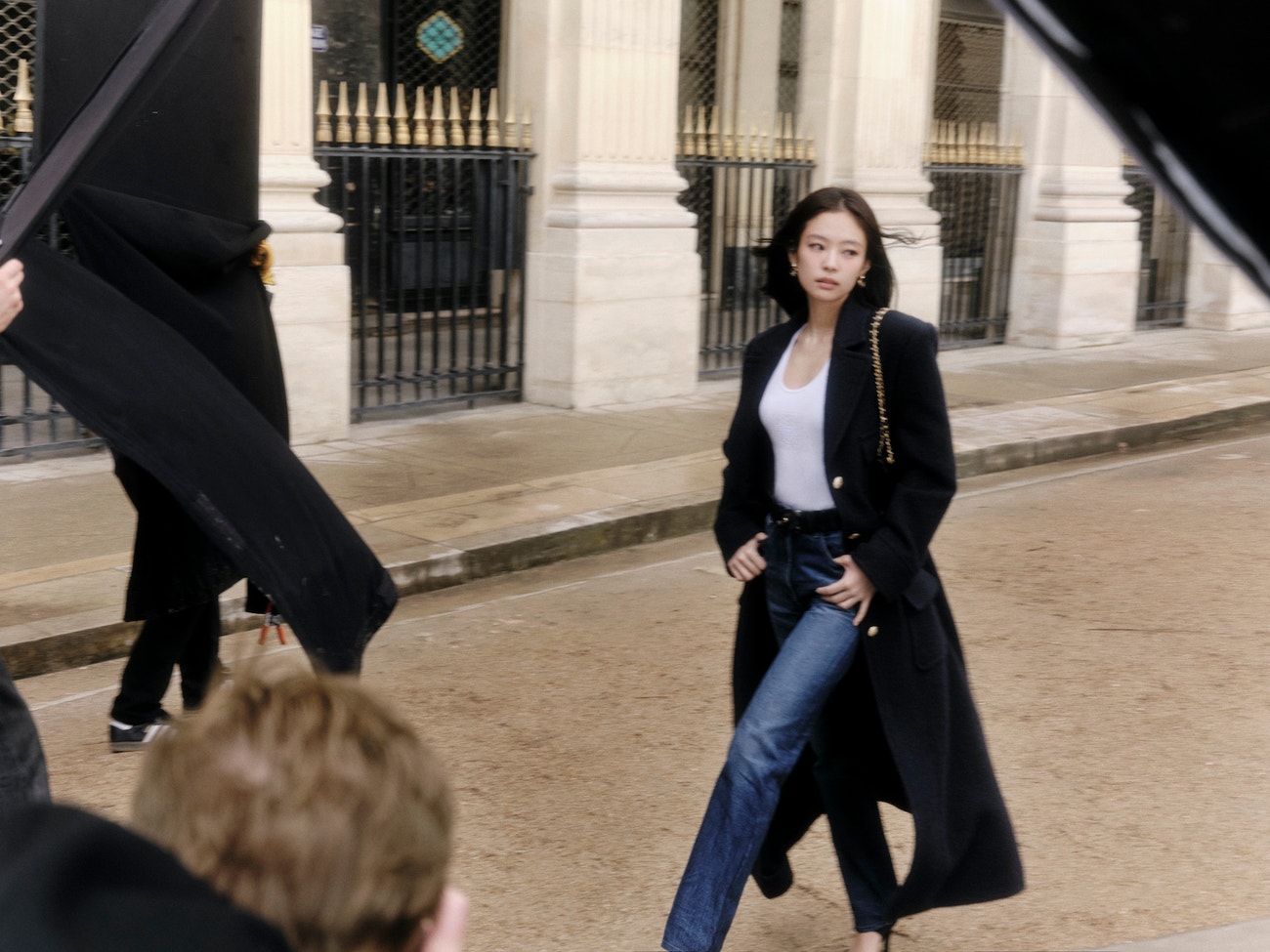 Jenny, která byla tváří kolekce Chanel 2025-26, natočila v Paříži kampaň společně s Craigem McDeinem.
