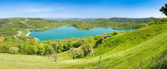 Krajina, kde sídlí rodina Karličových, kteří vám nejen lanýže prodají, ale i nabídnou jejich hledání.