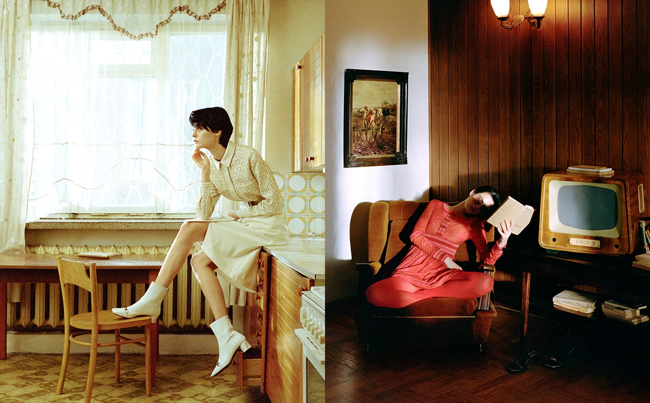 Vlevo: sako, sukně, obojí Boss; pásek, boty, obojí Roberto Cavalli.  Vpravo: šaty, Molly Goddard; náušnice, Maria Black; prsten Schiaparelli.