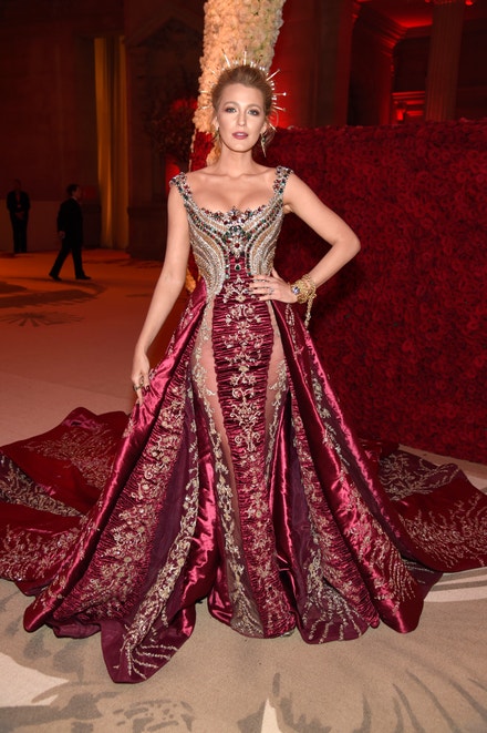 Blake Lively na Met Gala Heavenly Bodies: Fashion & The Catholic Imagination v Metropolitním muzeu umění v New Yorku, květen 2018