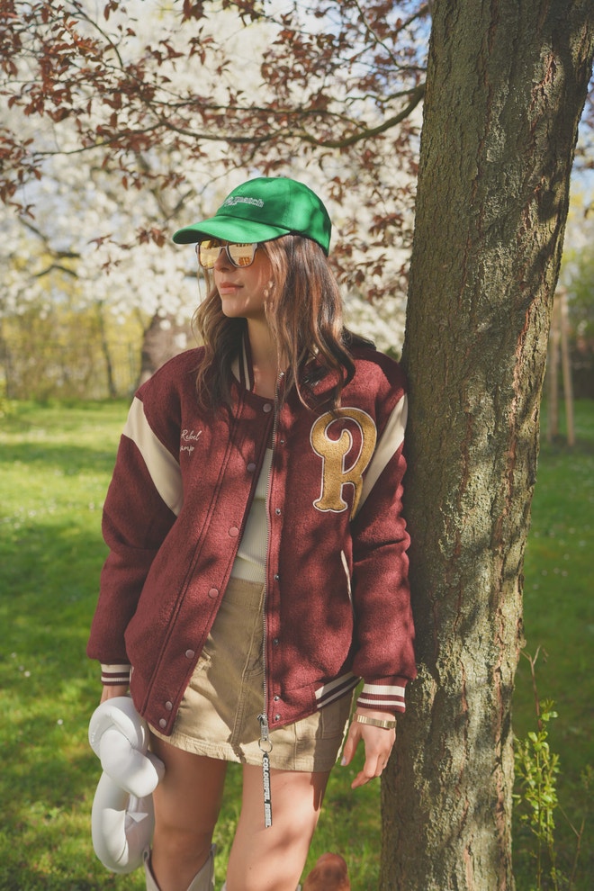 Bomber, Colourful Rebel, 4 940 Kč, prodává Zalando. Kabelka, A.W.A.K.E. MODE, 10 680 Kč, prodává Zalando. Sukně, BDG Urban Outfitters, 1 279 Kč, prodává Zalando. Kšiltovka, PULL&BEAR, 299 Kč, prodává Zalando. Sluneční brýle, Bershka, 399 Kč, prodává Zalando.