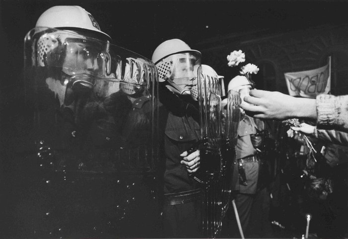 Fotografie Pavla Štěchy z roku 1989 zachycuje Národní třídu, výstava 1989, Veletržním palác, Národní galerie