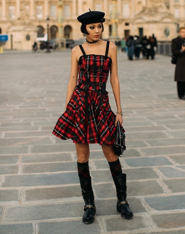 Šach mat nudě. Trendy zimní šaty do práce i na večer nejsou černé a už vůbec ne přehlédnutelné Šach mat nudě. Trendy zimní šaty do práce i na večer nejsou černé a už vůbec ne přehlédnutelné