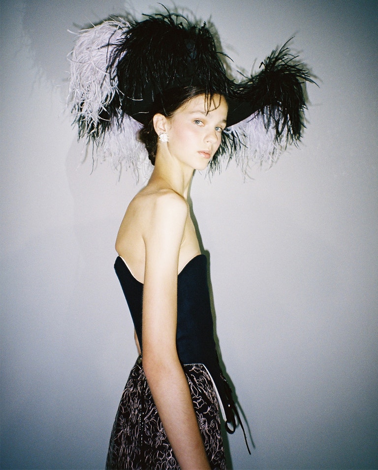 Klobouk s peřím Couture 2019, modrý korzet AW 2017, černá zavinovací sukně s výšivkou Pop 2019, vše Zuzana Kubíčková; náušnice, Peet Dullaert
