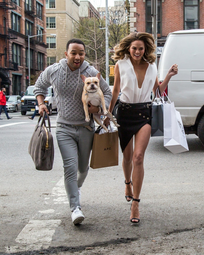 John Legend a Chrissy Teigen se svým psem