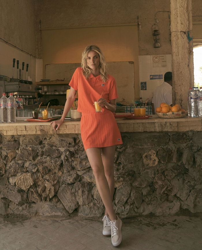 Top, PUMA Downtown Relaxed Toweling Polo, 1199 Kč. Prodává Vemzu.cz; sukně, PUMA Downtown Toweling Skirt, 1199 Kč. Prodává Vemzu.cz; boty, PUMA X AMI SUEDE MAYU, 3499 Kč. Prodává Footshop.