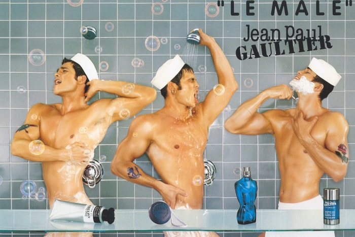 Kampaň Jean-Paul Gaultier Le Male 1997         Autor: Jean-Baptiste Mondino