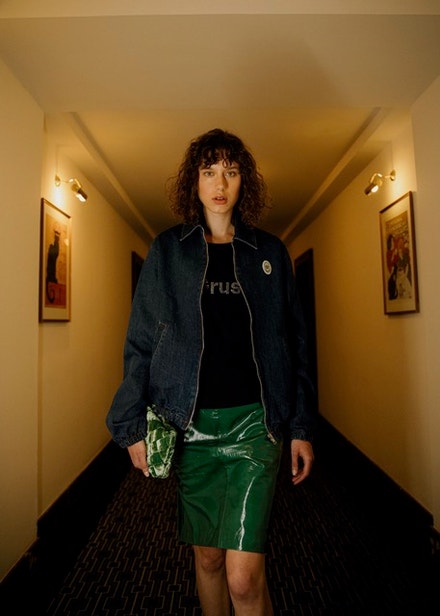 Top, JADED LONDON, prodává Zalando.cz 655 Kč, bomber, FIORUCCI, prodává Zalando.cz 8 280 Kč, kožená sukně, 2ND DAY, prodává Zalando.cz 5 080 Kč, kabelka LOEFFLER RANDALL, prodává Zalando.cz 6 240 Kč