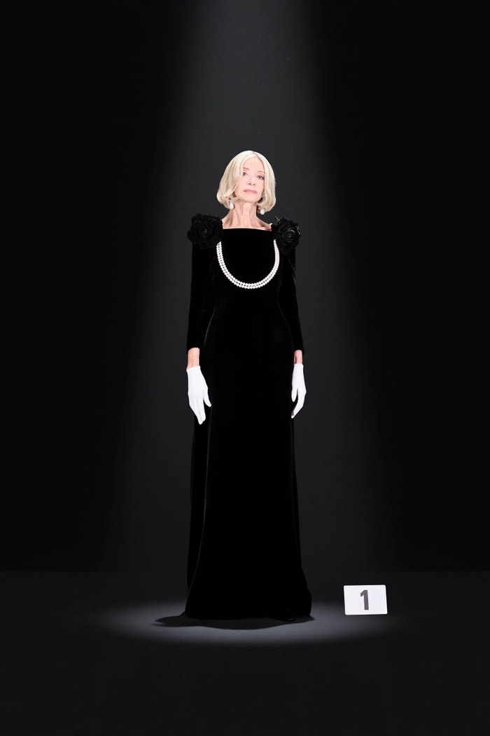 První model haute couture přehlídky podzim - zima 2023/2024 interpretuje originální návrh Cristóbala Balenciagy, který předvedla Danielle Slavik, oblíbená modelka módního návrháře v letech 1964–1968. Originální model byl jejím nejoblíbenějším kouskem, který kdy nosila. Grace Kelly tento model také obdivovala a zakoupila si jej, aby jej mohla nosit na oslavě svých 40. narozenin v Monaku. Šaty s sametovými květinami a integrovaným perlovým náhrdelníkem propojují minulost a současnost tím, že přetvářejí první verzi v zrcadlovém provedení.