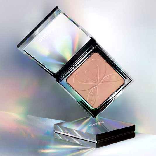 Vyhlazující kompaktní pudr Blur Expert, SISLEY, prodává Sephora, 2020 Kč