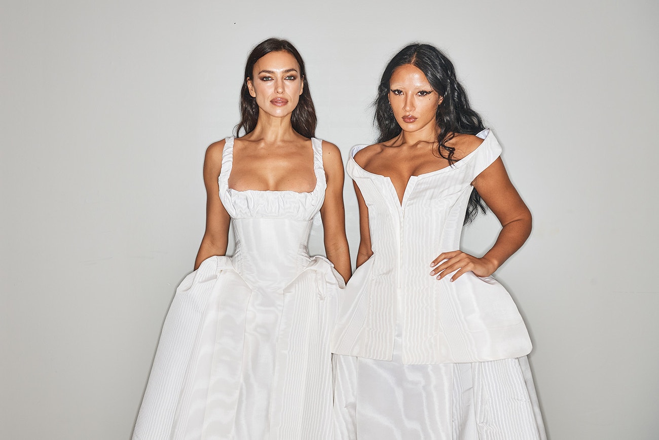 Irina Shayk & Cora Corre na přehlídce Vivienne Westwood Womenswear Spring/Summer 2024