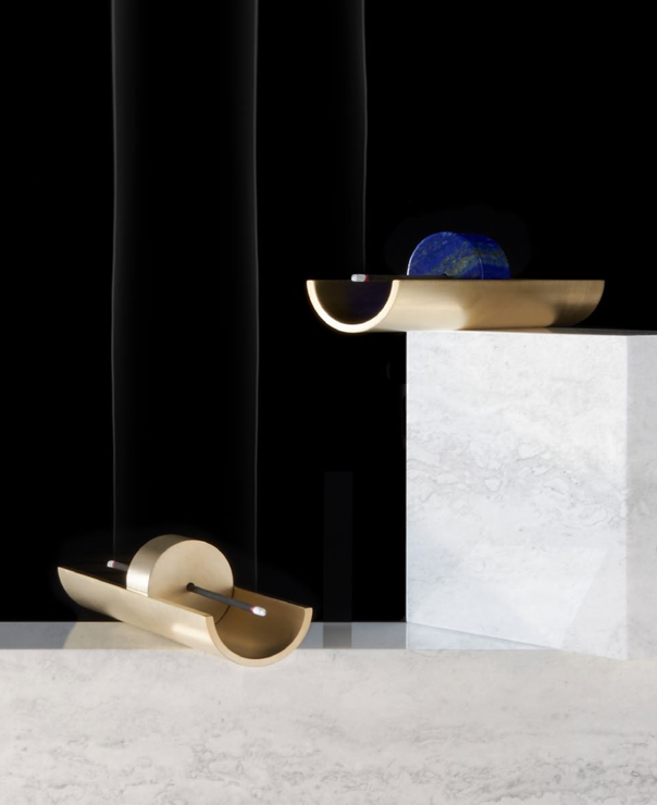 Circa Set, CINNAMON PROJECTS, 205$ (prodává Cinnamon Projects).  Pro ty, kteří preferují moderní formu vonných tyčinek: designový objekt a držák na tyčinky v jednom od kreativního dua Cinnamon Projects. Skládá se z disku a archu, a je k dostání buď v celomosazné verzi, nebo se středovými válci z minerálů a polodrahokamů jako onyx, lapis lazuli a křištál. V setu je i pět balení vonných tyčinek, pojmenovaných podle denních hodin 7AM, 4PM, 8PM, 12AM a 2AM.