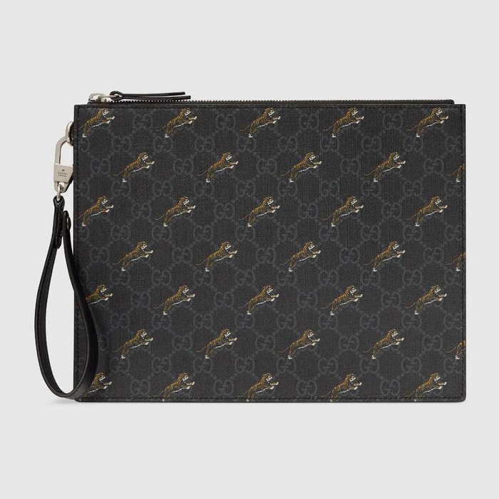 Psaníčko do ruky s logem a printem tygra, Gucci, prodává Gucci, € 690  Autor: Archiv firmy