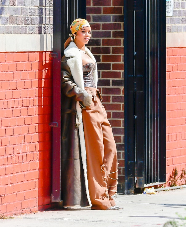 Rihanna během natáčení videoklipu v New Yorku, 2021
