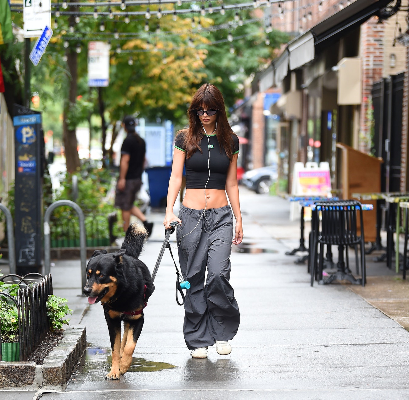 Emily Ratajkowski na procházce s pejskem, New York