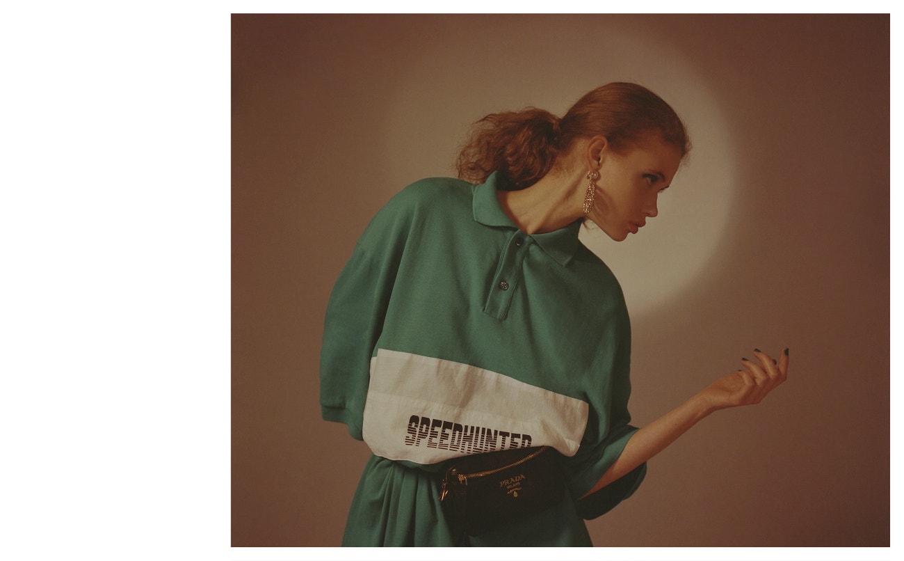 Náušnice, PEET DULLAERT; triko, BALENCIAGA (prodává The Brands); ledvinka, PRADA.