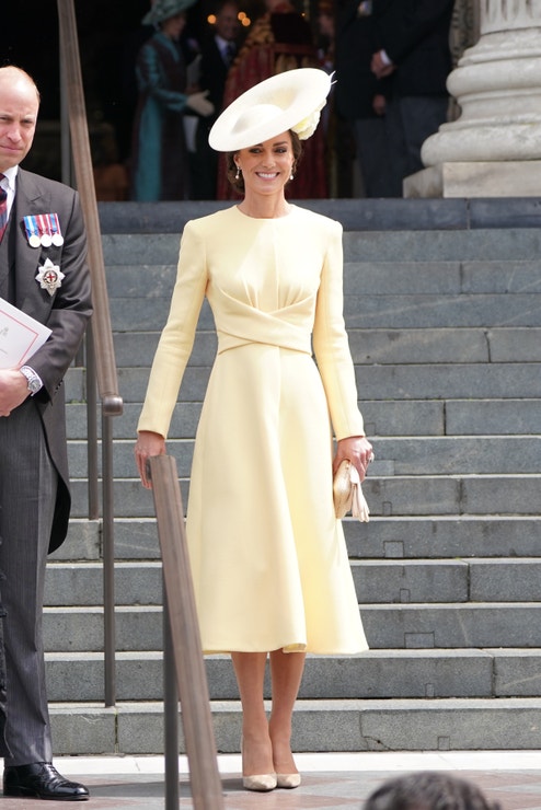 Vévodkyně z Cambridge v šatech od Emilie Wickstead a klobouku od Philipa Treacyho, 2. června 2022