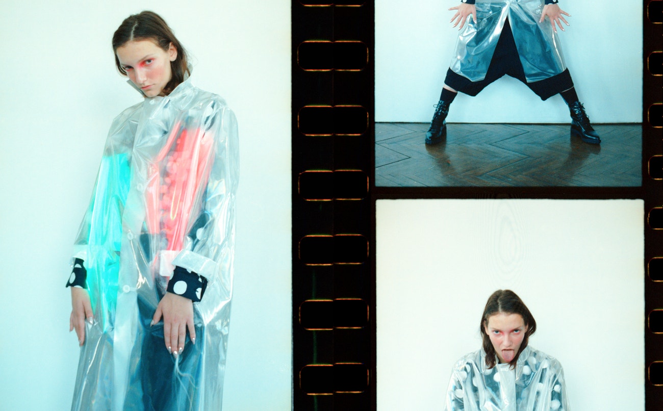 Nikol: kabát, MAISON MARGIELA (prodává Obsession); košile, kalhoty, obojí COMME DES GARÇONS (prodává Therapy); ponožky, PRADA; boty, SPORTMAX.