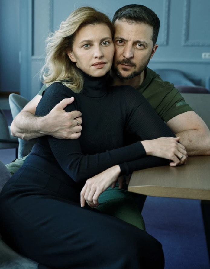 „Samozřejmě, že je moje láska,“ říká prezident Zelenskyj. „Ale je i mojí přítelkyní. Olena je opravdu mou nejlepší přítelkyní.“ Na všech fotografiích pro Vogue má první dáma na sobě oblečení od ukrajinských značek, jako jsou Bettter, Six, Hvoya, The Coat, Kachorovska a Poustovit.