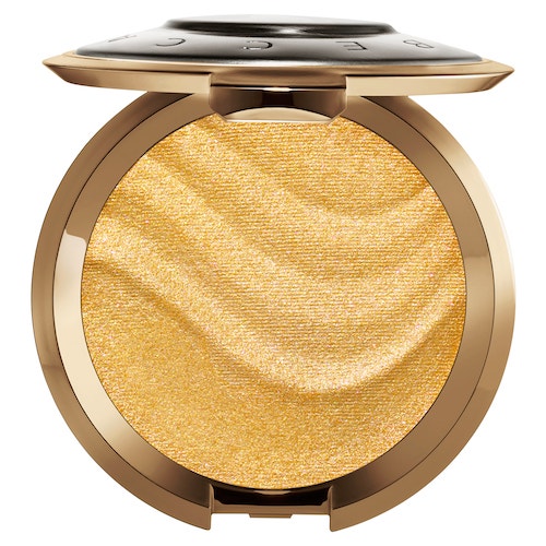 Rozjasňující pudr Shimmering Skin Perfector v odstínu Gold Lava, Becca (prodává Sephora), 990 Kč